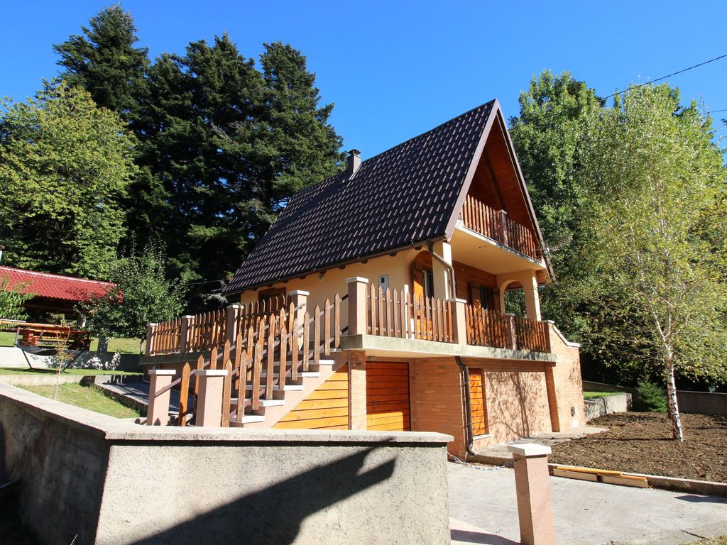 Schönes Ferienhaus in Breze mit Eigenem Balkon