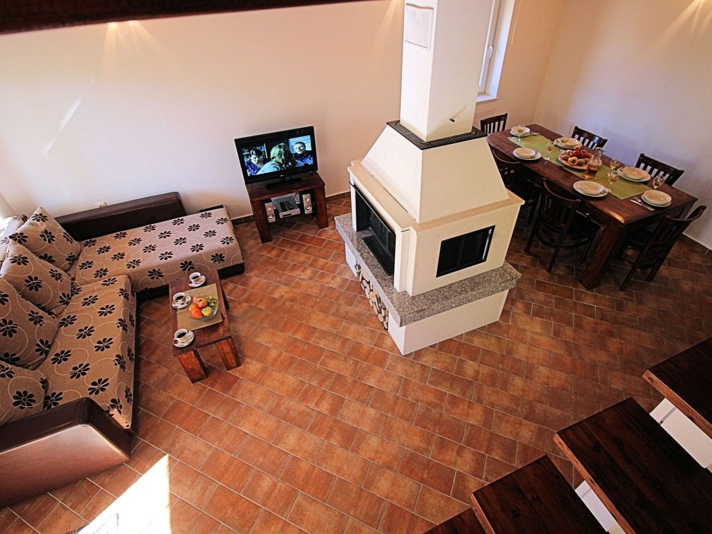 Schönes Ferienhaus in Breze mit Eigenem Balkon