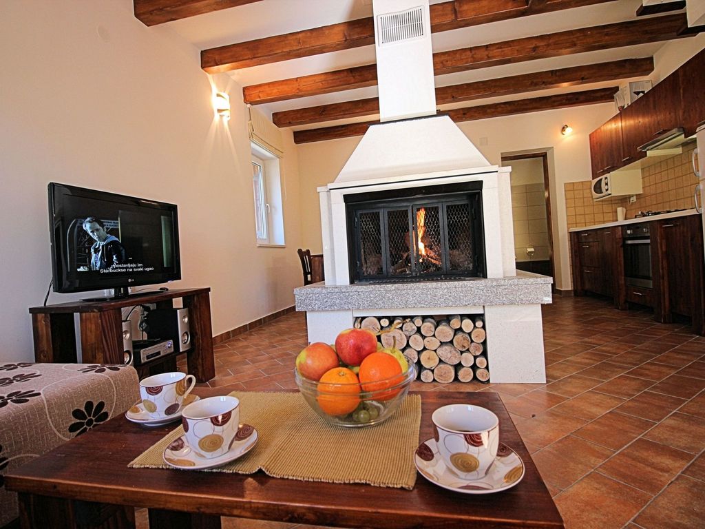 Schönes Ferienhaus in Breze mit Eigenem Balkon