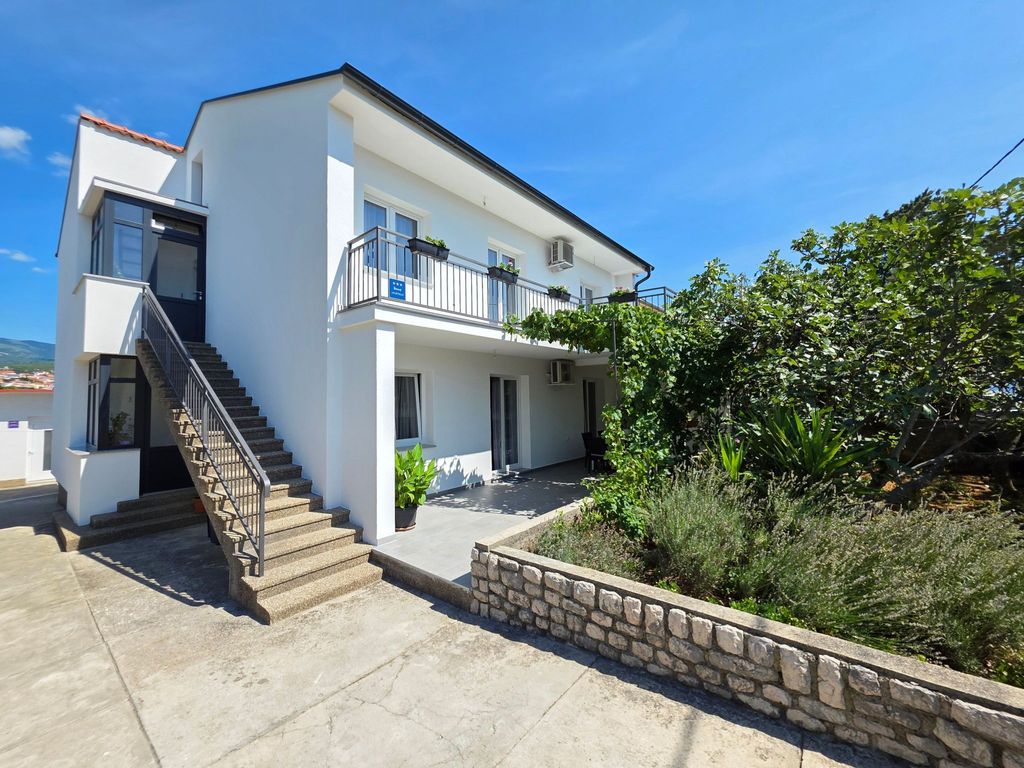 Wohnung im Erdgeschoss mit Terrasse und Grill