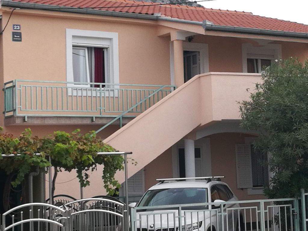 Geräumige Wohnung in Starigrad mit privatem Parkplatz und Bergblick