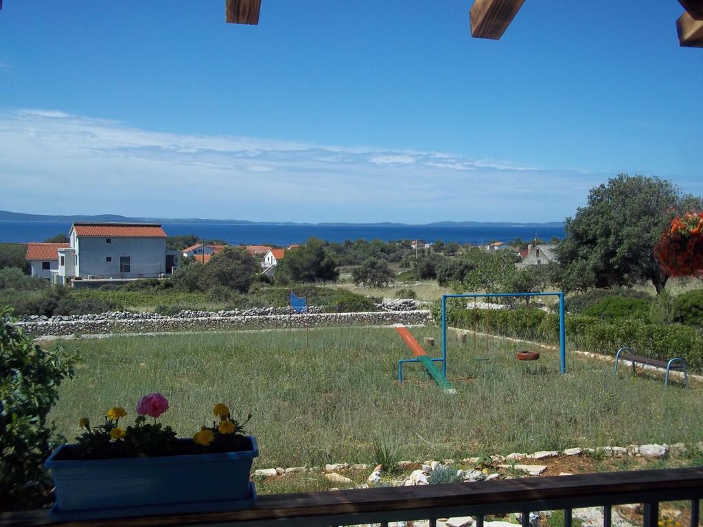 in Vir mit Terrasse und Garten