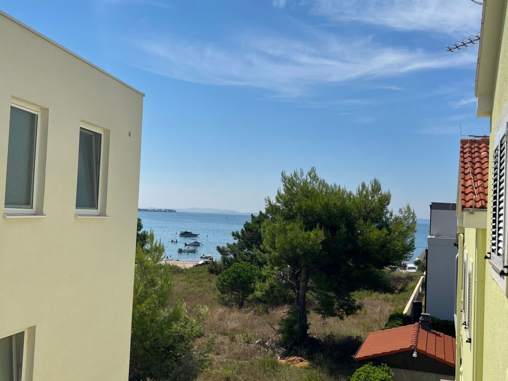 mit Blick auf das Wasser