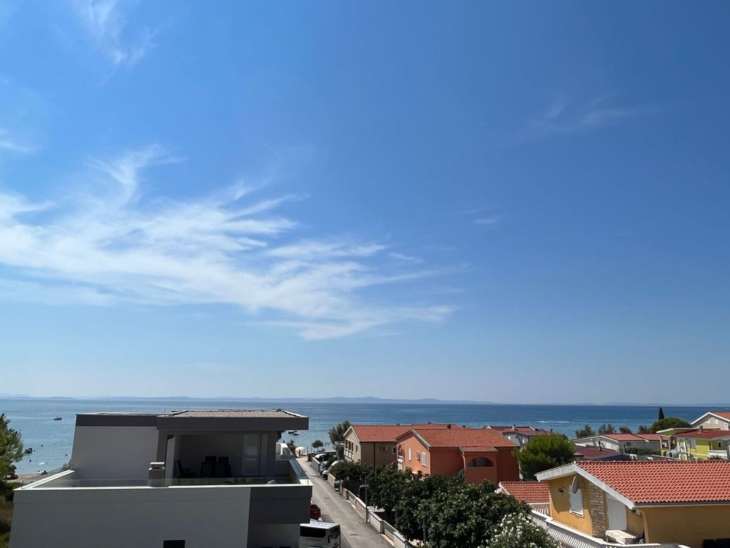 mit Blick auf das Wasser