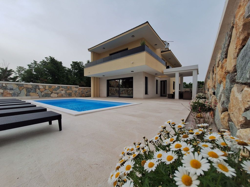 Neue Luxusvilla mit Pool - Agentur TA Leut