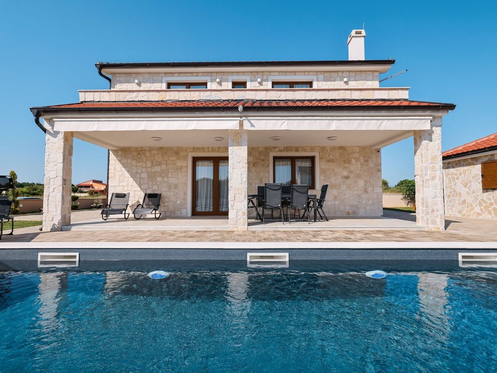 Villa mit beheiztem Pool in der Nähe des Meeres-TA Leut Agency