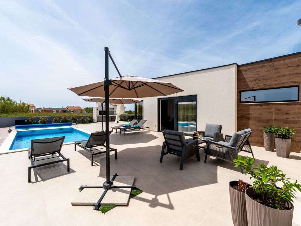 Villa mit beheiztem Pool - von TA Leut Agency