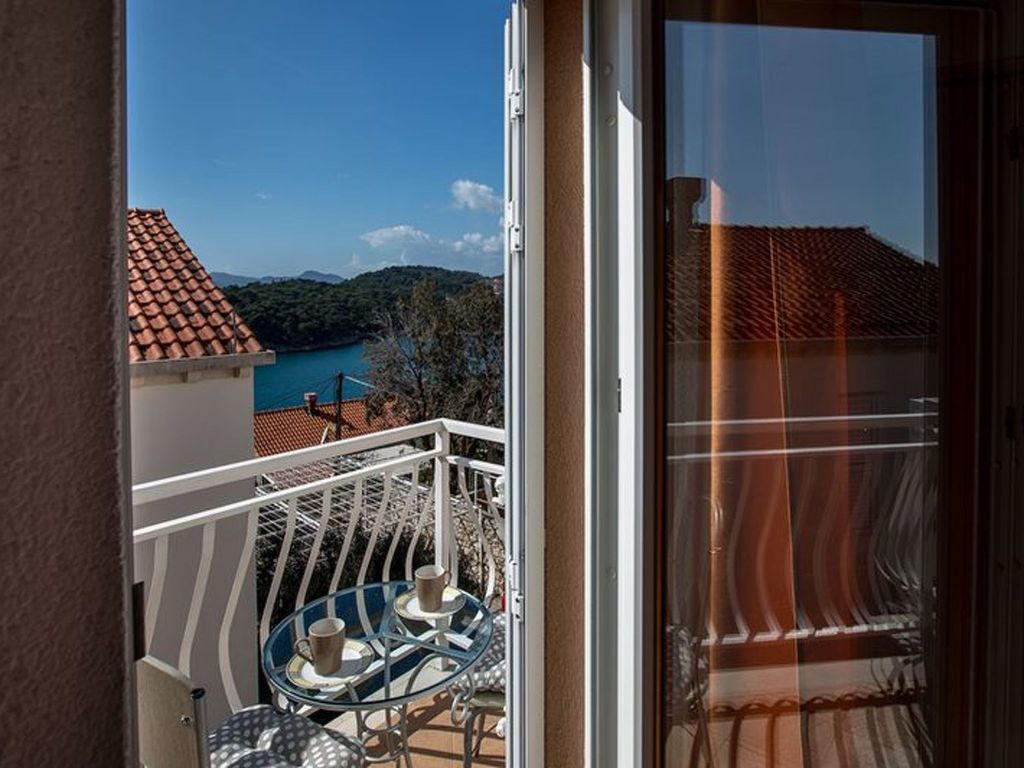 Mélanie B im ersten Stock einer Villa am Strand