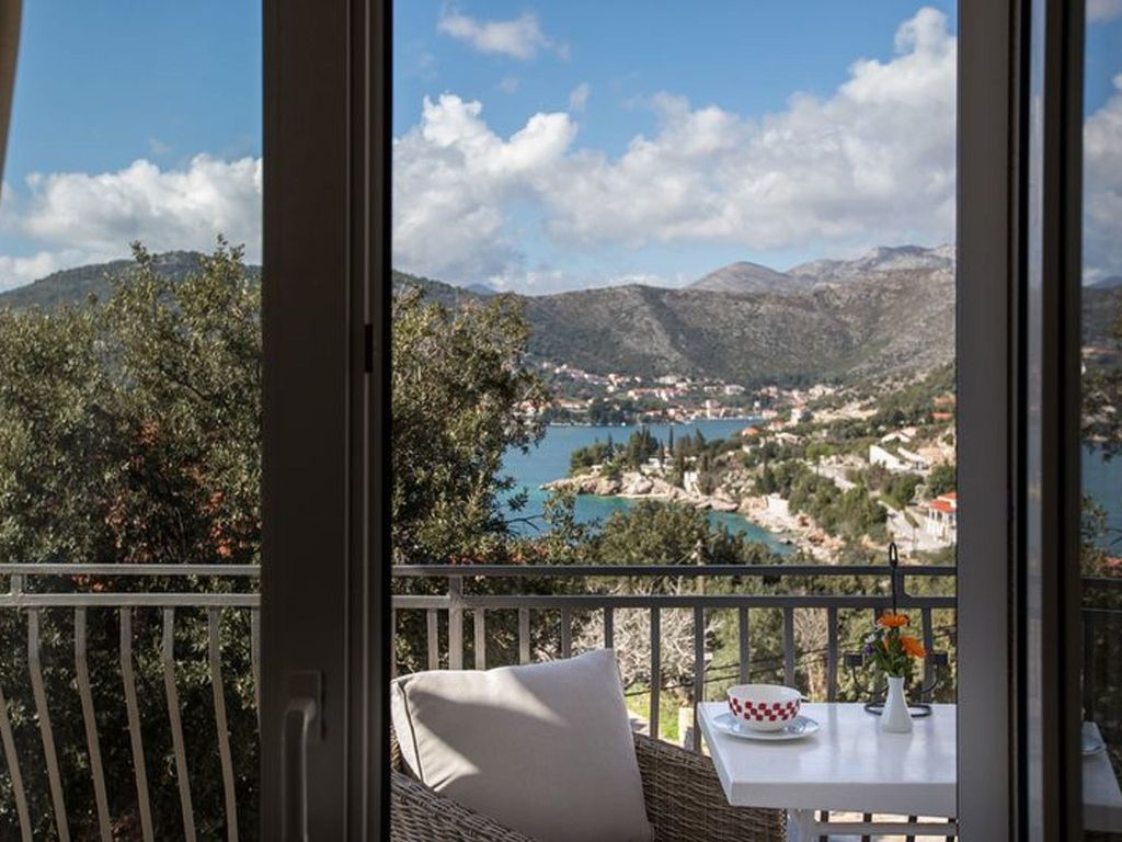Mélanie C im ersten Stock einer Villa am Strand