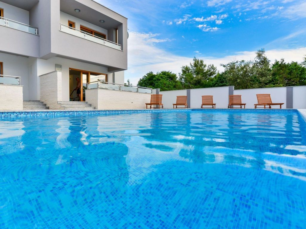 Villa mit Dachterrasse und Pool - Agentur TA Leut