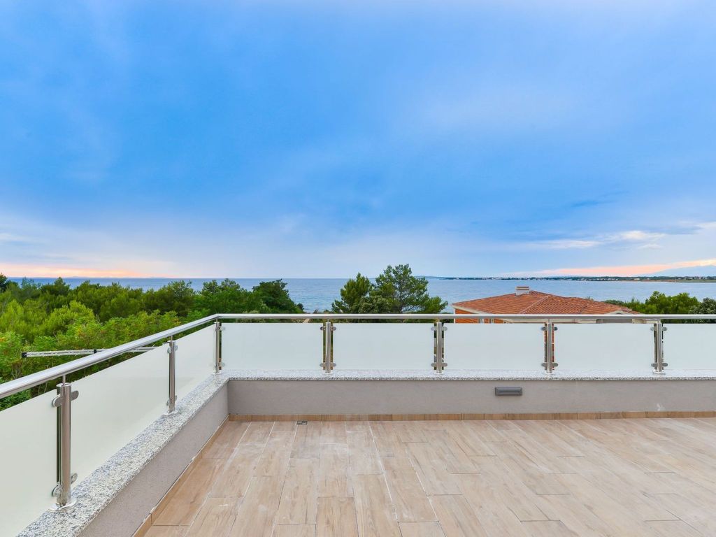 Villa mit Dachterrasse und Pool - Agentur TA Leut