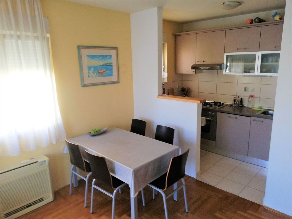 Zentrale Ferienwohnung mit überdachtem Balkon