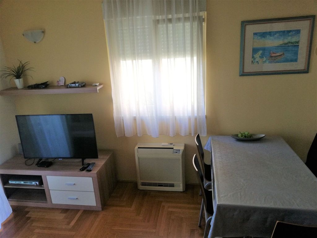 Zentrale Ferienwohnung mit überdachtem Balkon