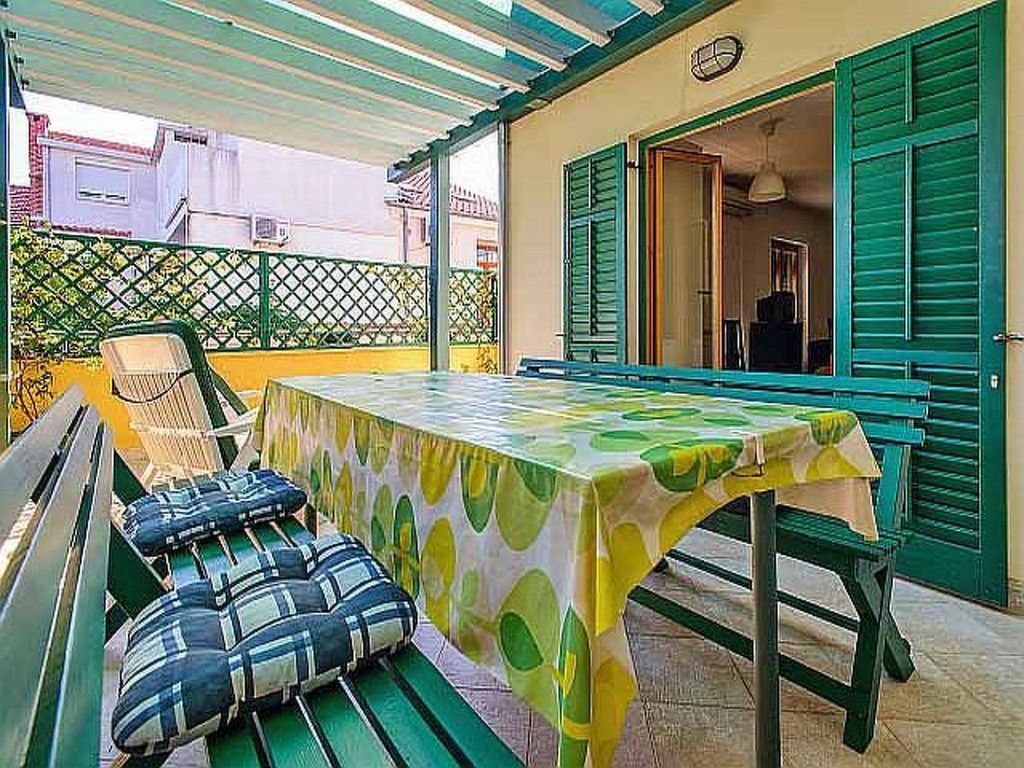 mit Terrasse