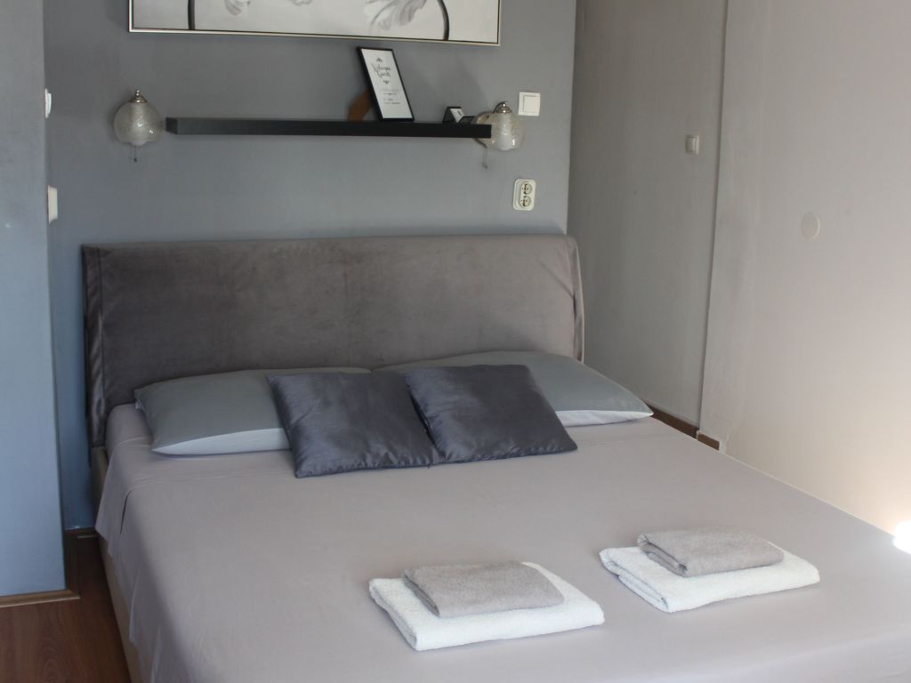 Schönes Gästezimmer mit großer Sonnenterrasse