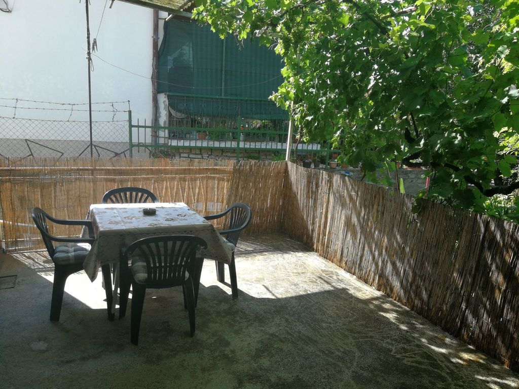 mit Terrasse