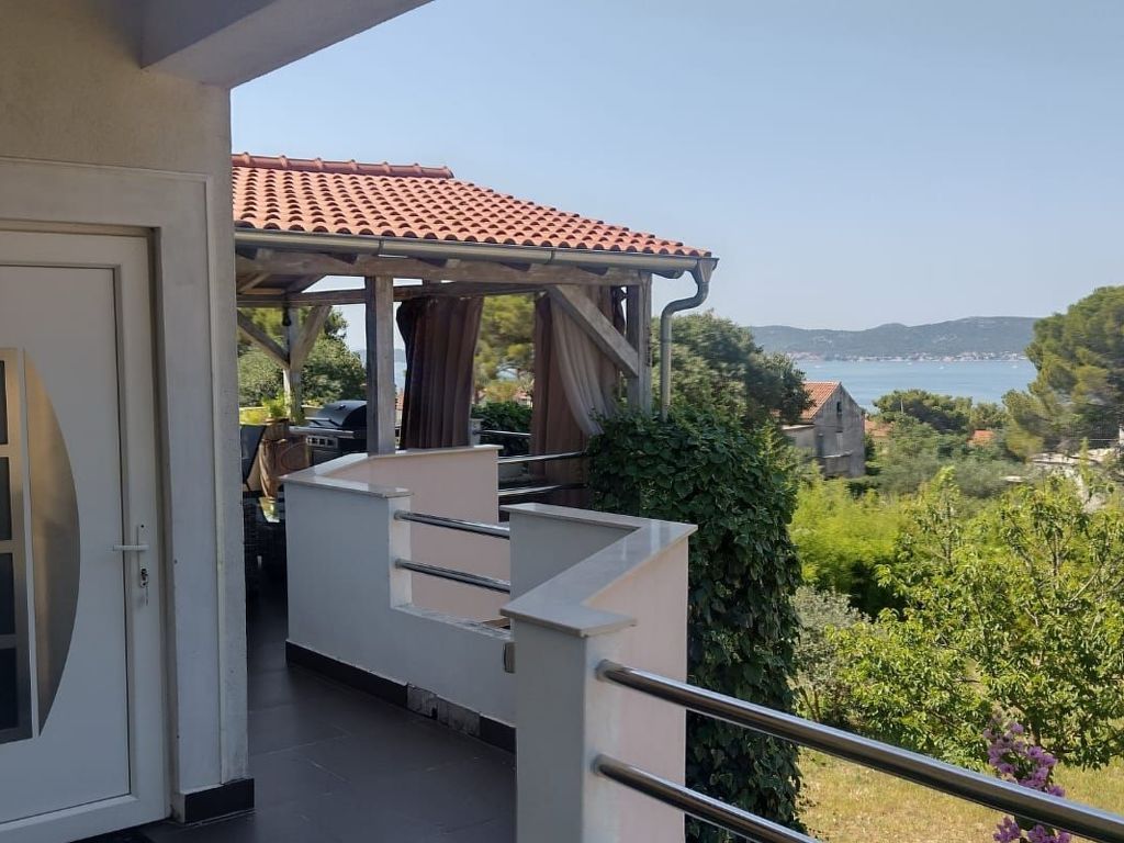 mit Blick auf das Wasser