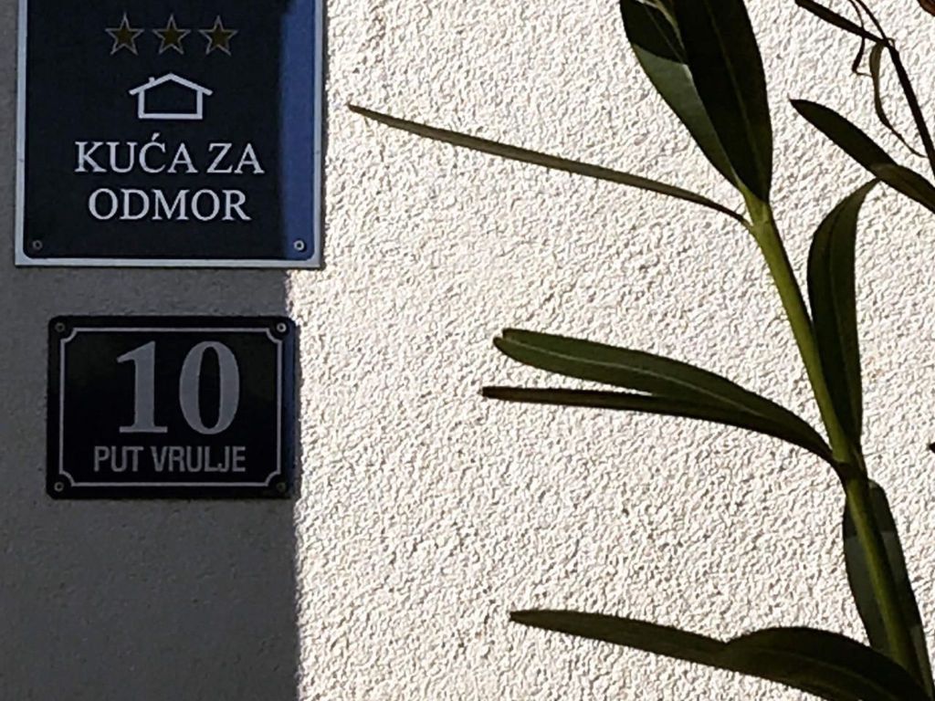 Rustikales Haus in Lukoran mit privatem Parkplatz