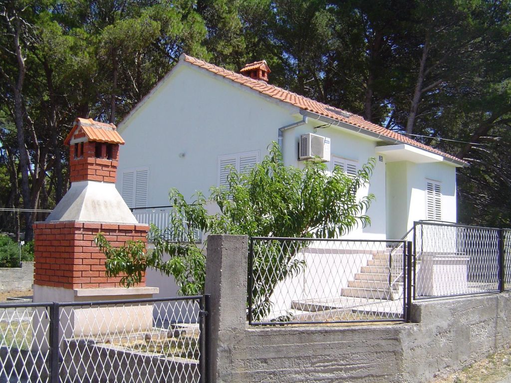 Haus in Ugljan mit Terrasse, Garten und Barbecue