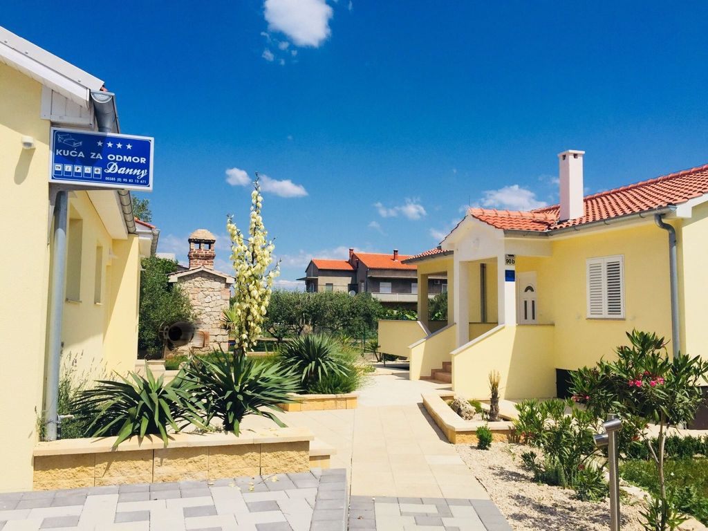 Modernes Ferienhaus in Dobropoljana mit Terrasse, Garten und Grill