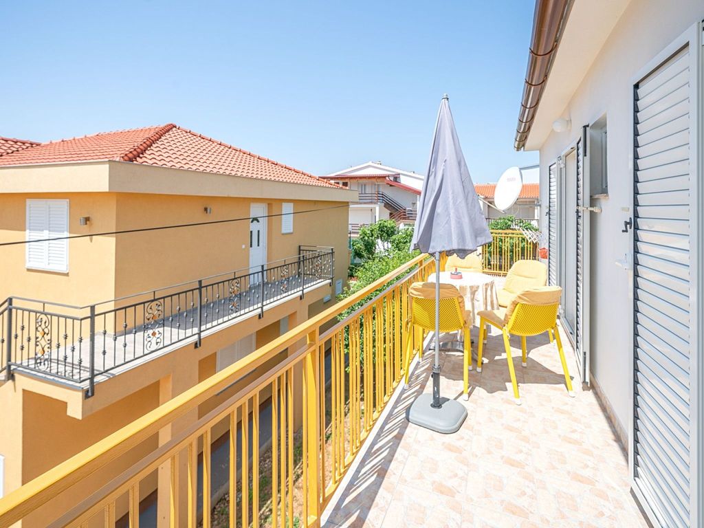 Große Ferienwohnung in Vodice mit Eigenem Balkon