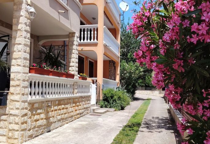 Wohnung in Vodice mit Grill