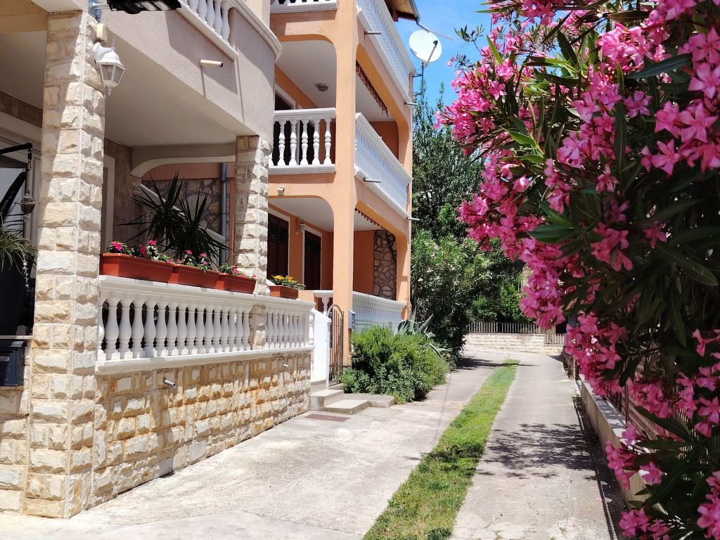 Wohnung in Vodice mit Grill