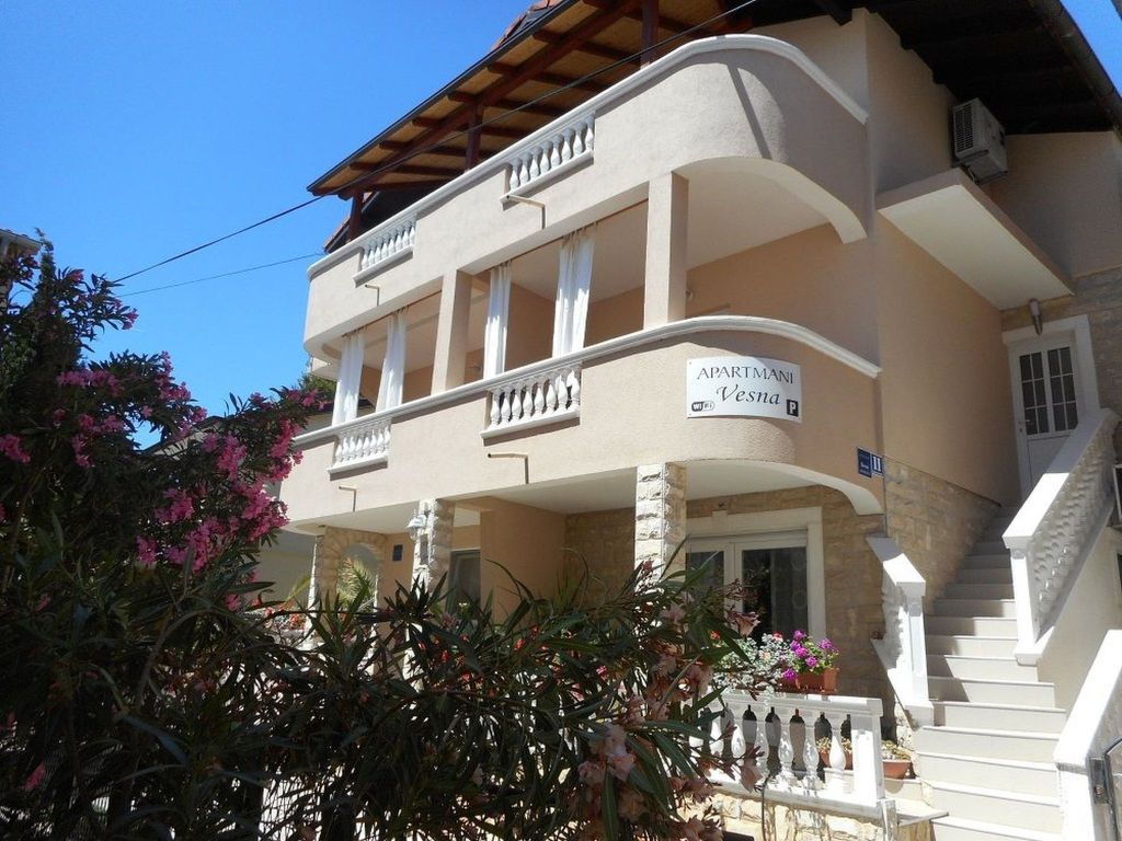 Wohnung in Vodice mit Grill