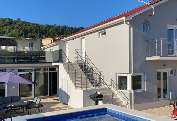 Modernes Ferienhaus mit eigenem Pool und Meerblick