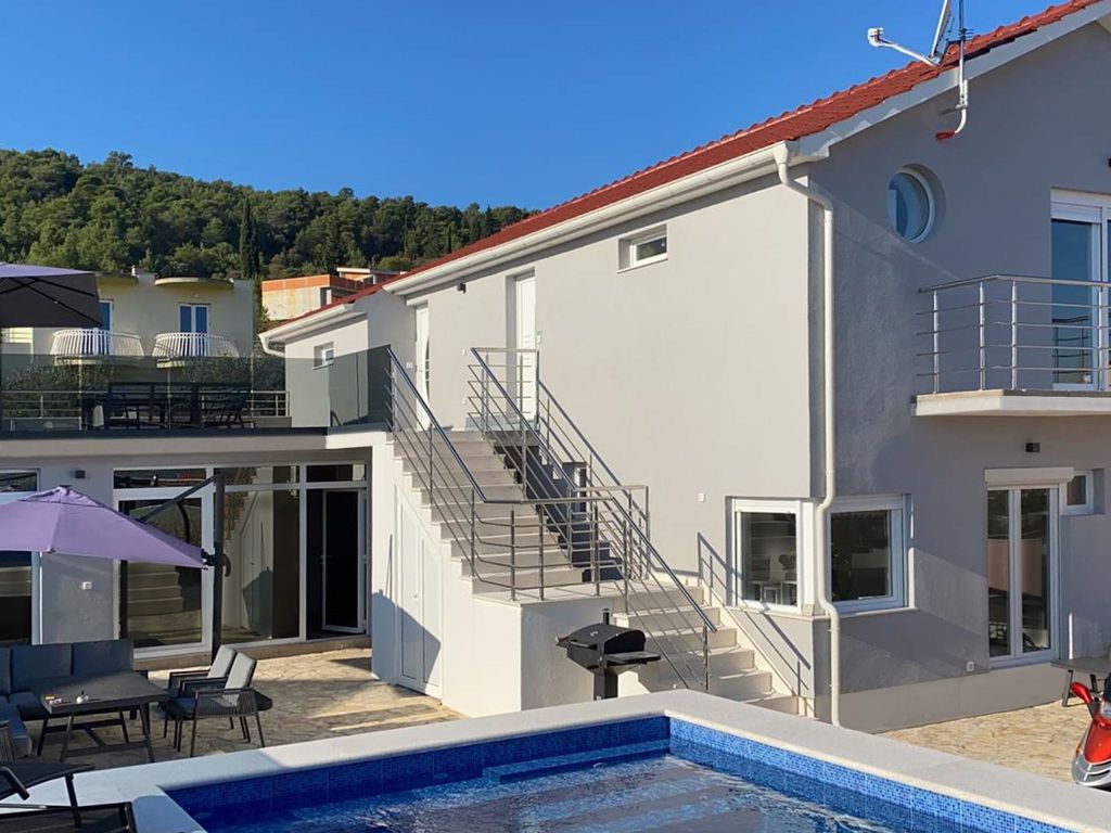 Modernes Ferienhaus mit eigenem Pool und Meerblick