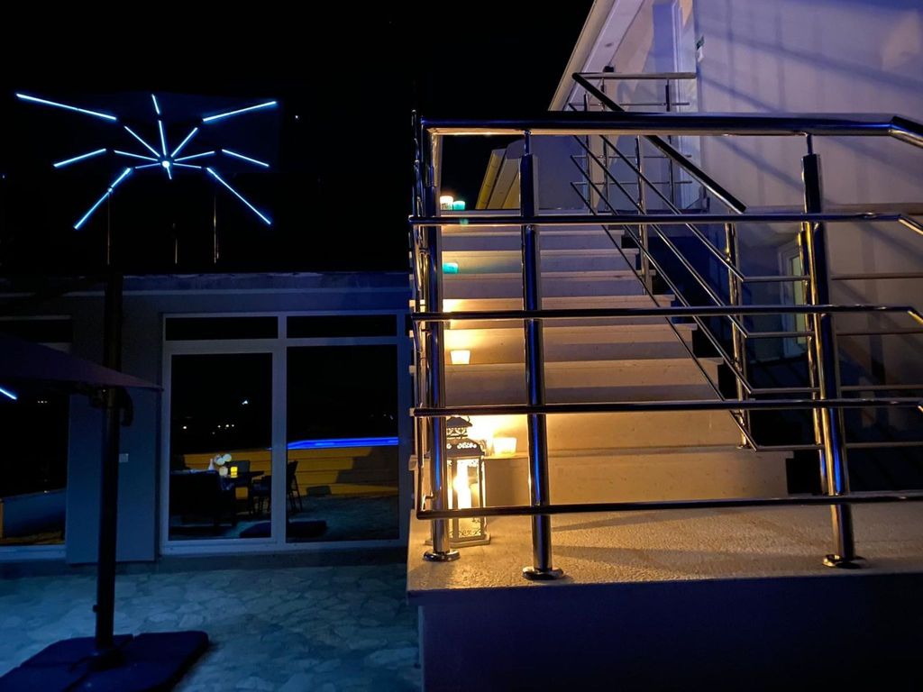 Modernes Ferienhaus mit eigenem Pool und Meerblick