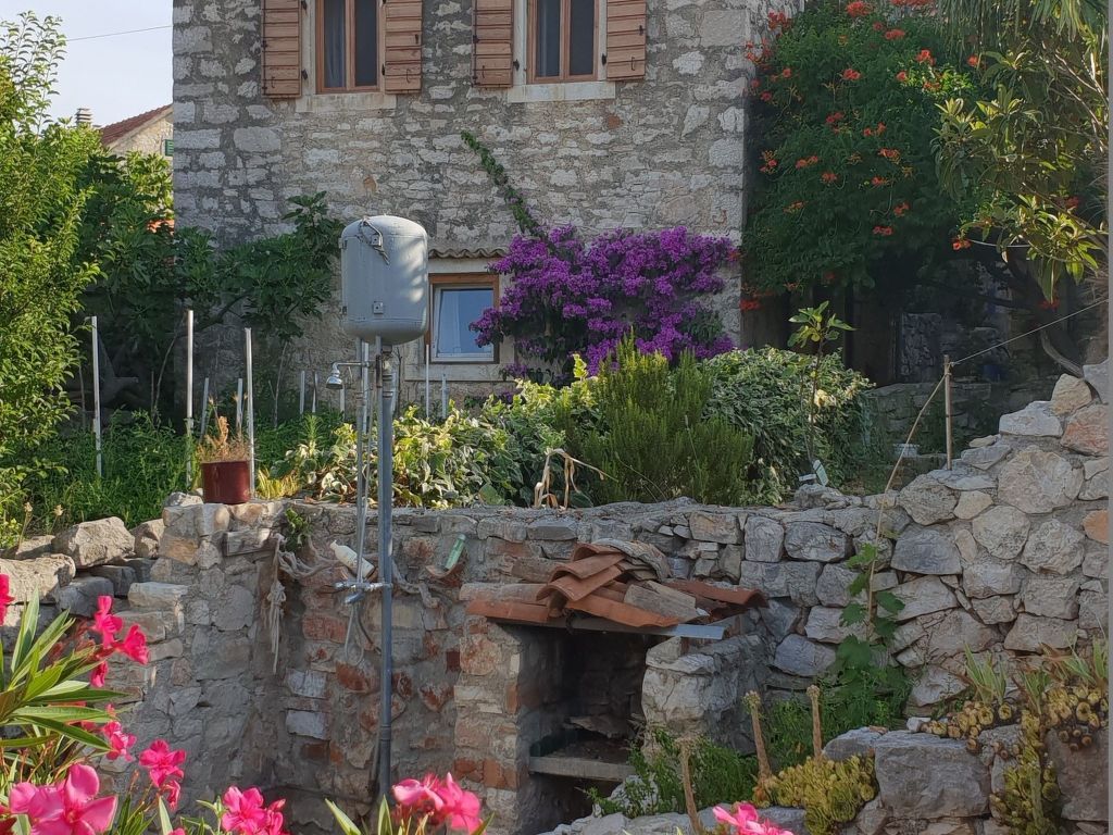 in Zlarin mit Schönem Garten