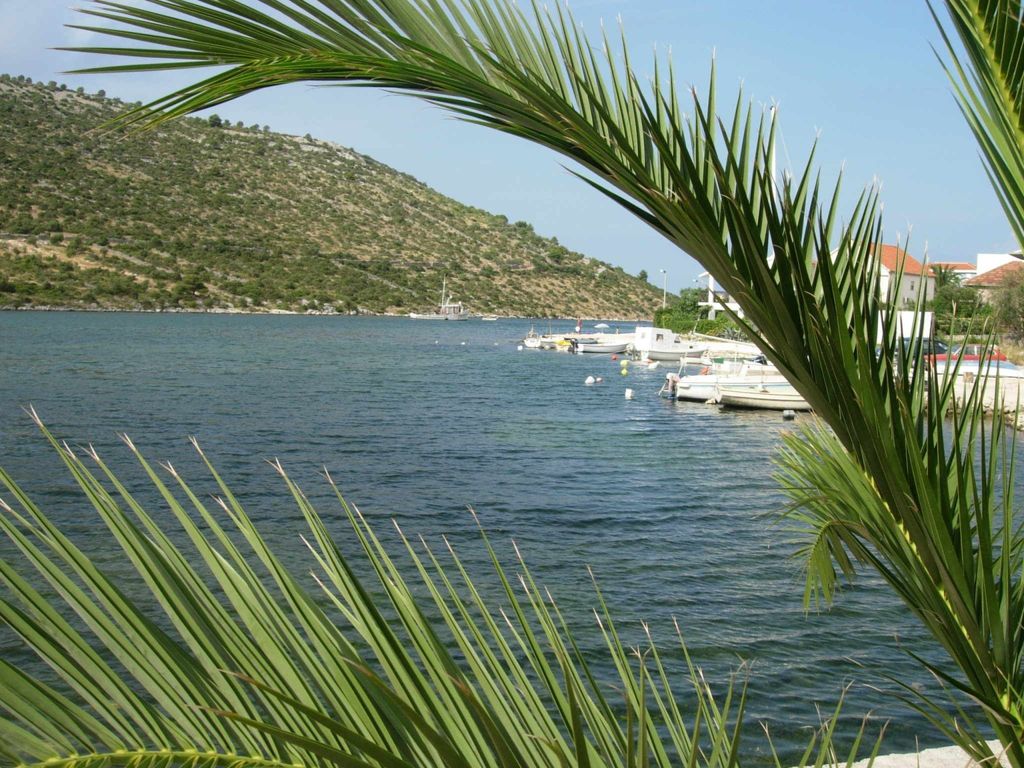 Großes, strandnahes Ferienhaus in Podglavica