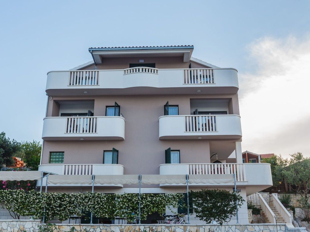 Strandnahes Ferienhaus mit Garten in Ražanj