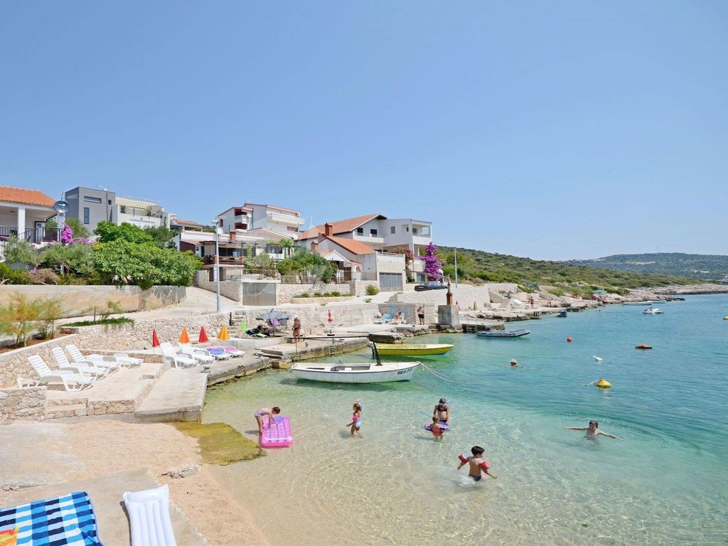 Luxuriöses Ferienhaus mit Pool direkt am Meer