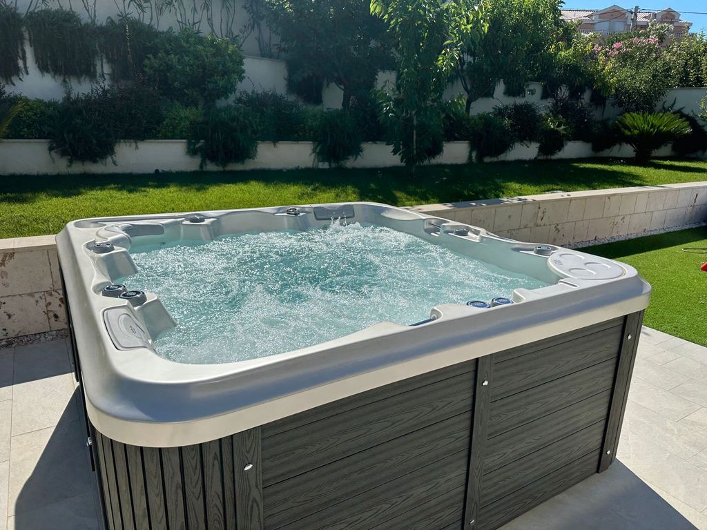 Luxuriöse Villa mit Innenpool