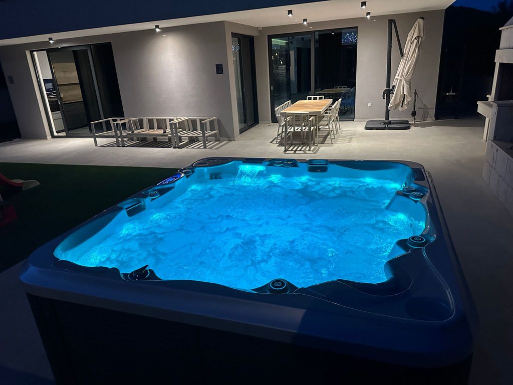 Luxuriöse Villa mit Innenpool