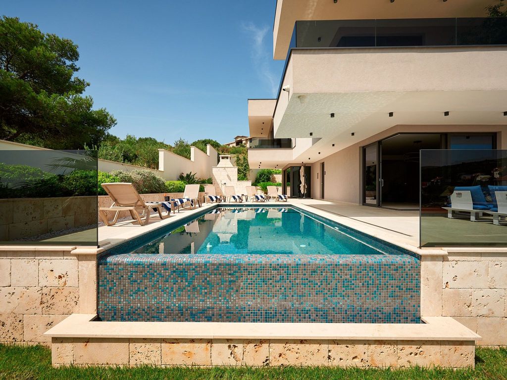Luxuriöse Villa mit Infinity-Außenpool