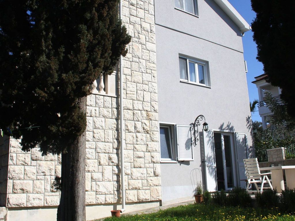 Villa mit Blick auf das Wasser