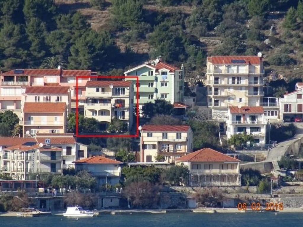 Strandnahe Ferienwohnung Jure mit großer Terrasse