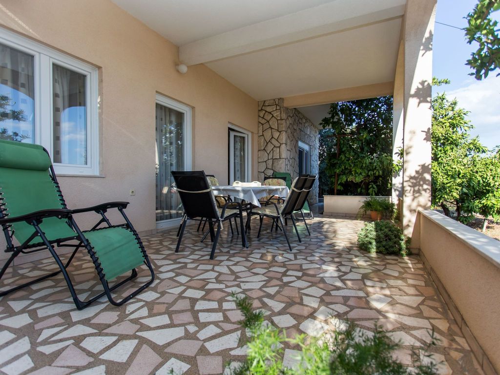Strandnahe Ferienwohnung Jure mit großer Terrasse