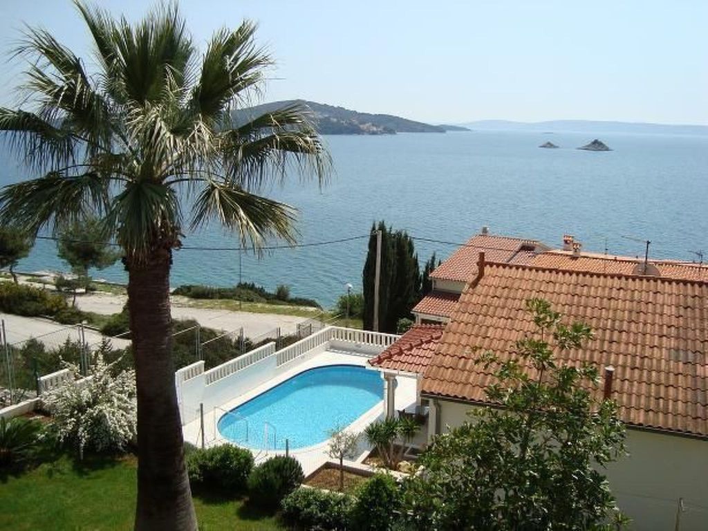 mit Terrasse, Pool und Strandzugang