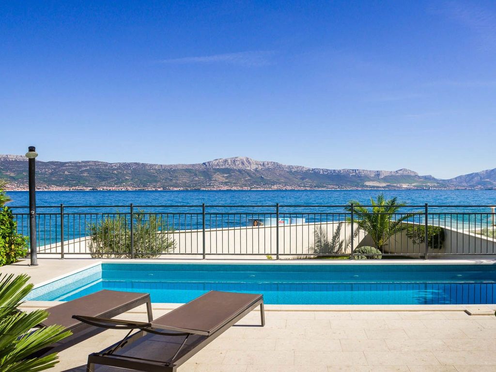 Luxuriöse Villa Golden C am Strand mit Pool