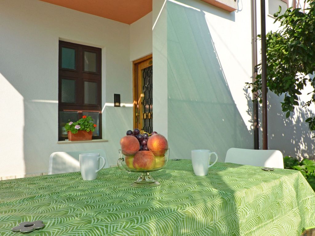 in Slatine mit Garten und Terrasse