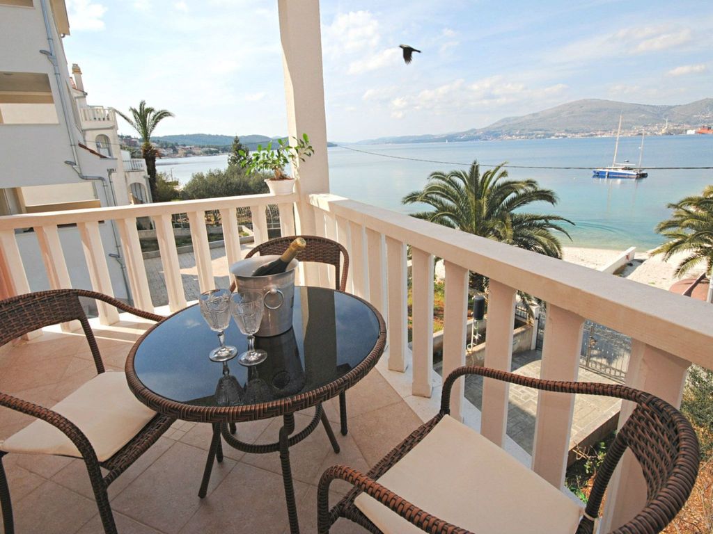 Geräumige Wohnung in erster Reihe zum Strand in Okrug