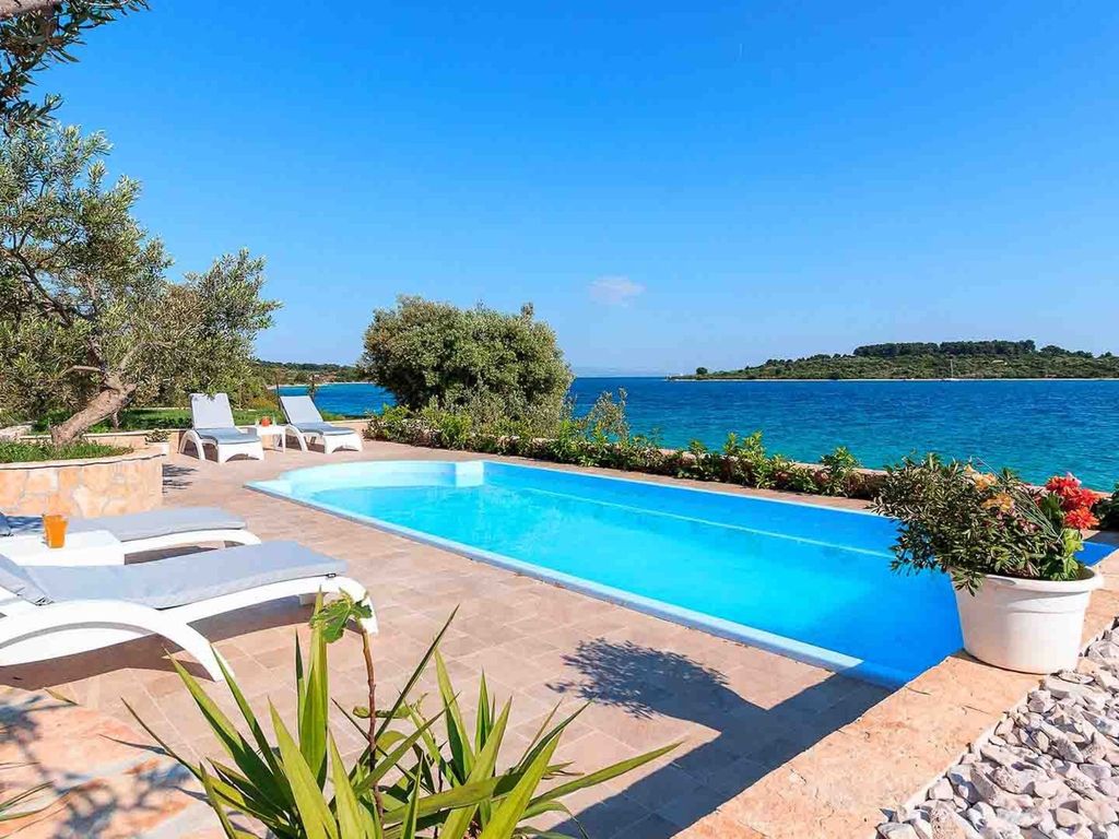 Charmante Villa Serenity am Strand mit Pool