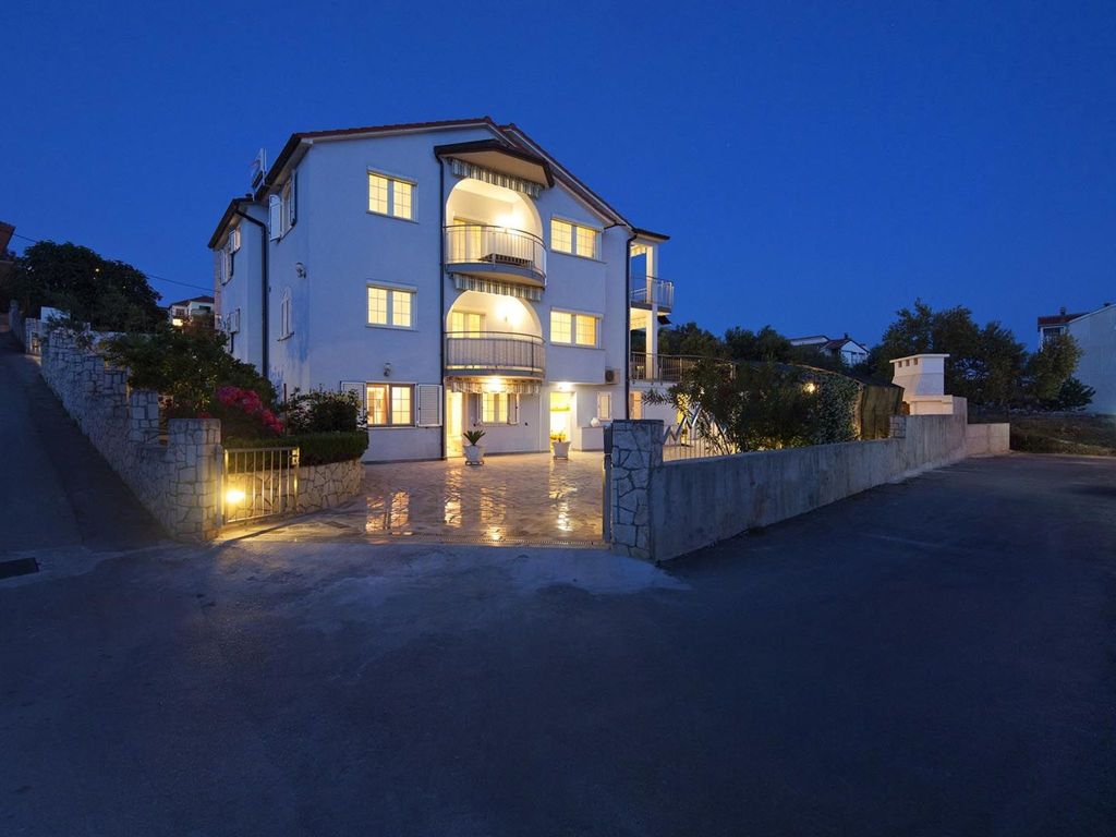 Wohnung in Okrug Gornji mit Garten und Grill