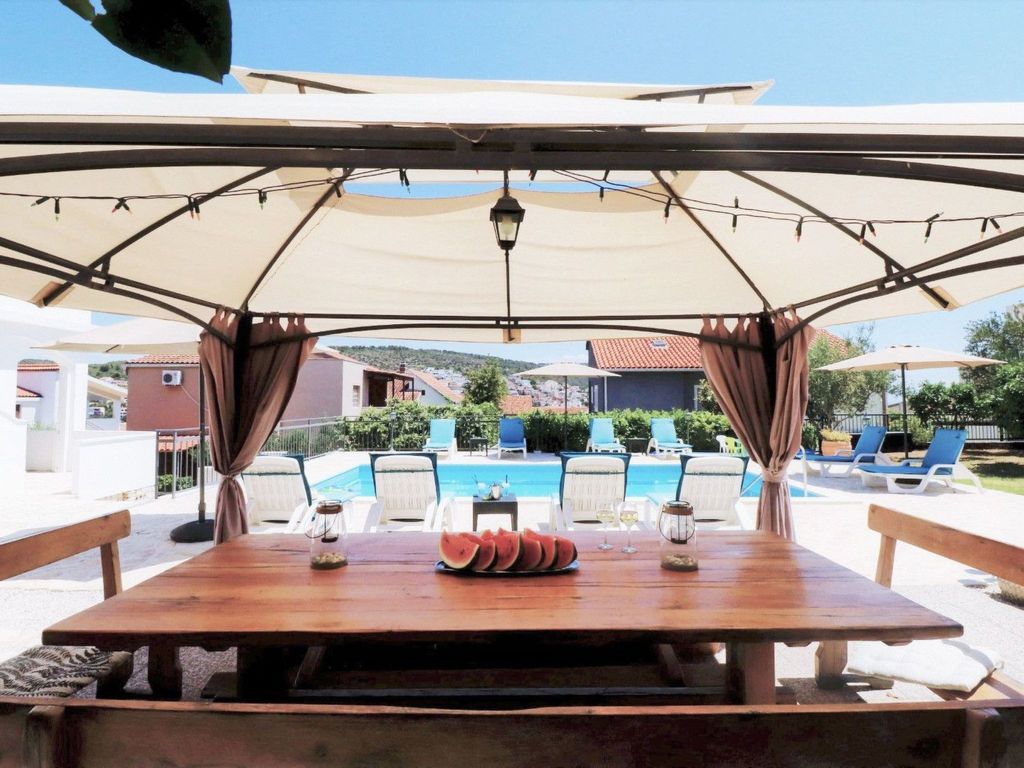 in Okrug Gornji mit Schönem Pool und Meerblick