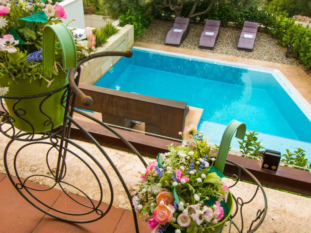 Villa Nia für 12 Personen mit privatem beheiztem Pool