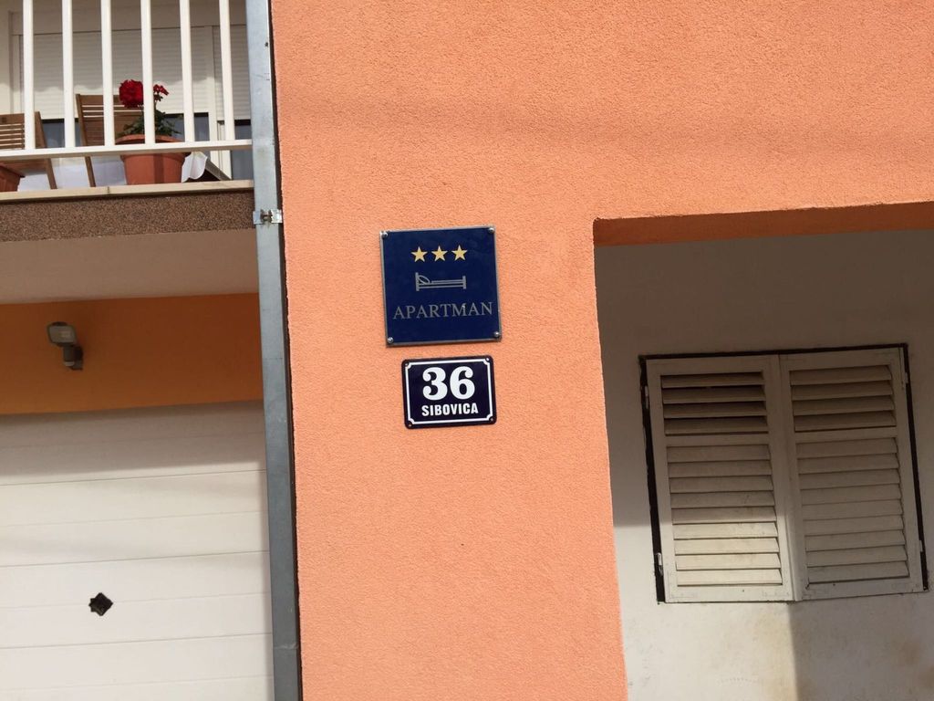 Moderne ap. 2 mit Pool und Grill in der Nähe von Split und Trogir